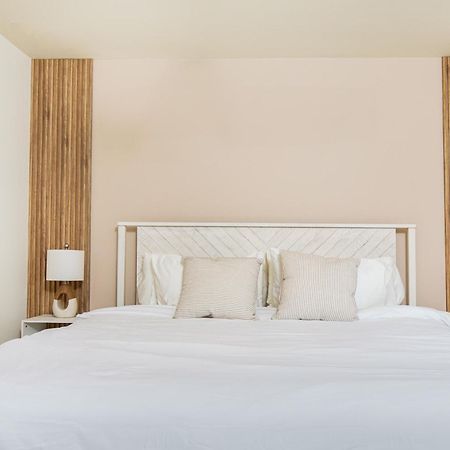 The Boho Bliss - Lakeview Elegance 3Miles Downtown Napoli Bagian luar foto