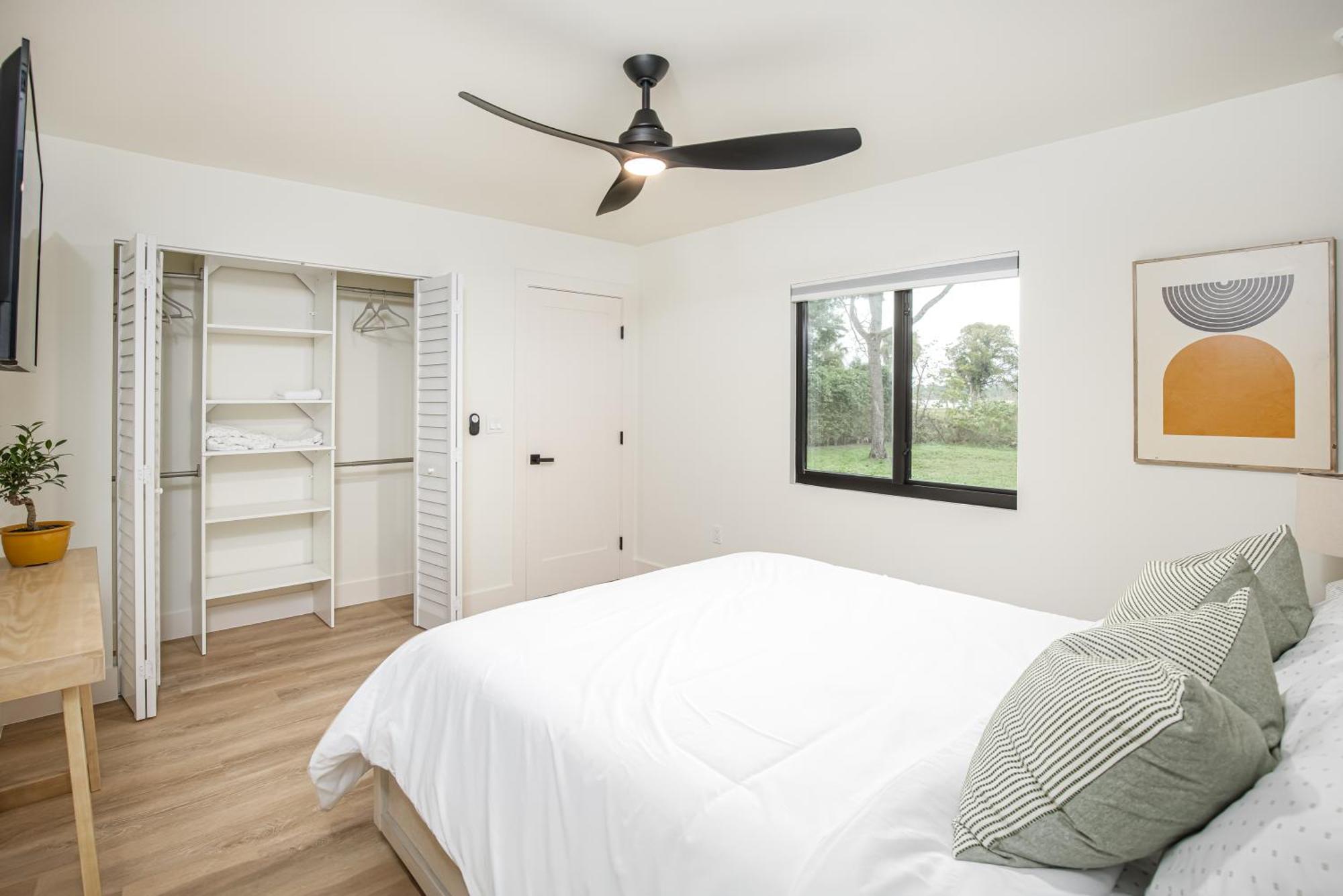 The Boho Bliss - Lakeview Elegance 3Miles Downtown Napoli Bagian luar foto