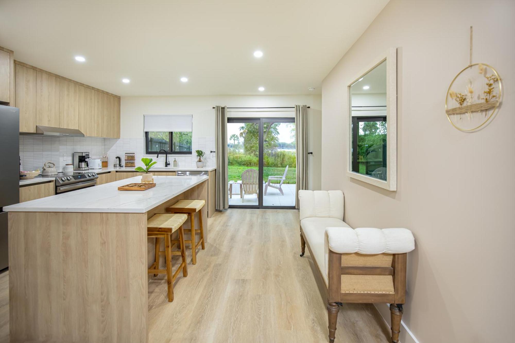 The Boho Bliss - Lakeview Elegance 3Miles Downtown Napoli Bagian luar foto