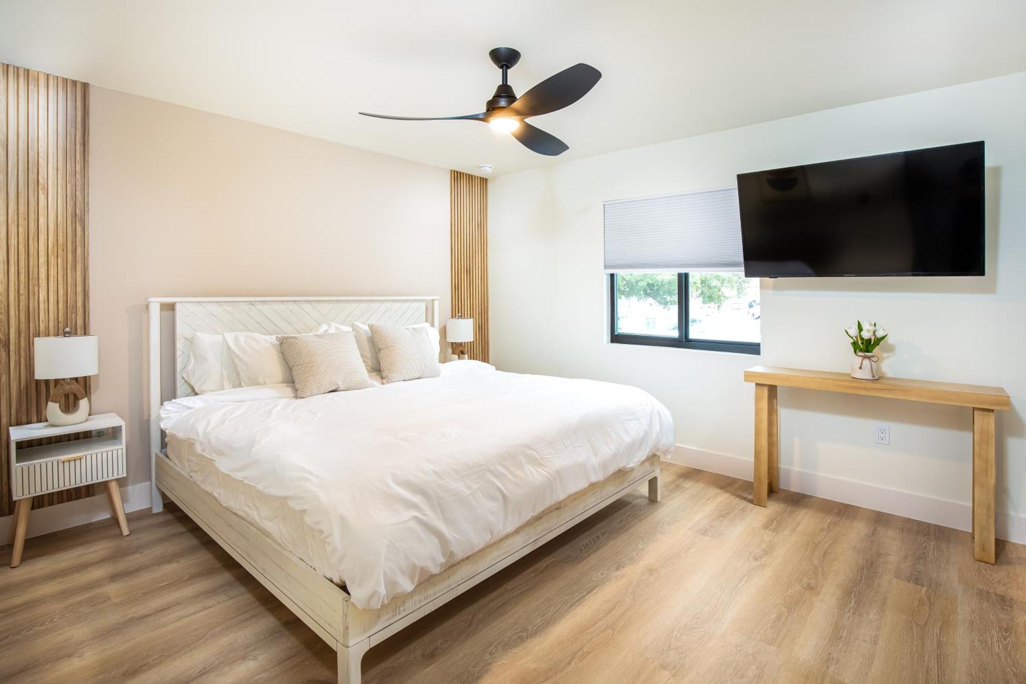 The Boho Bliss - Lakeview Elegance 3Miles Downtown Napoli Bagian luar foto