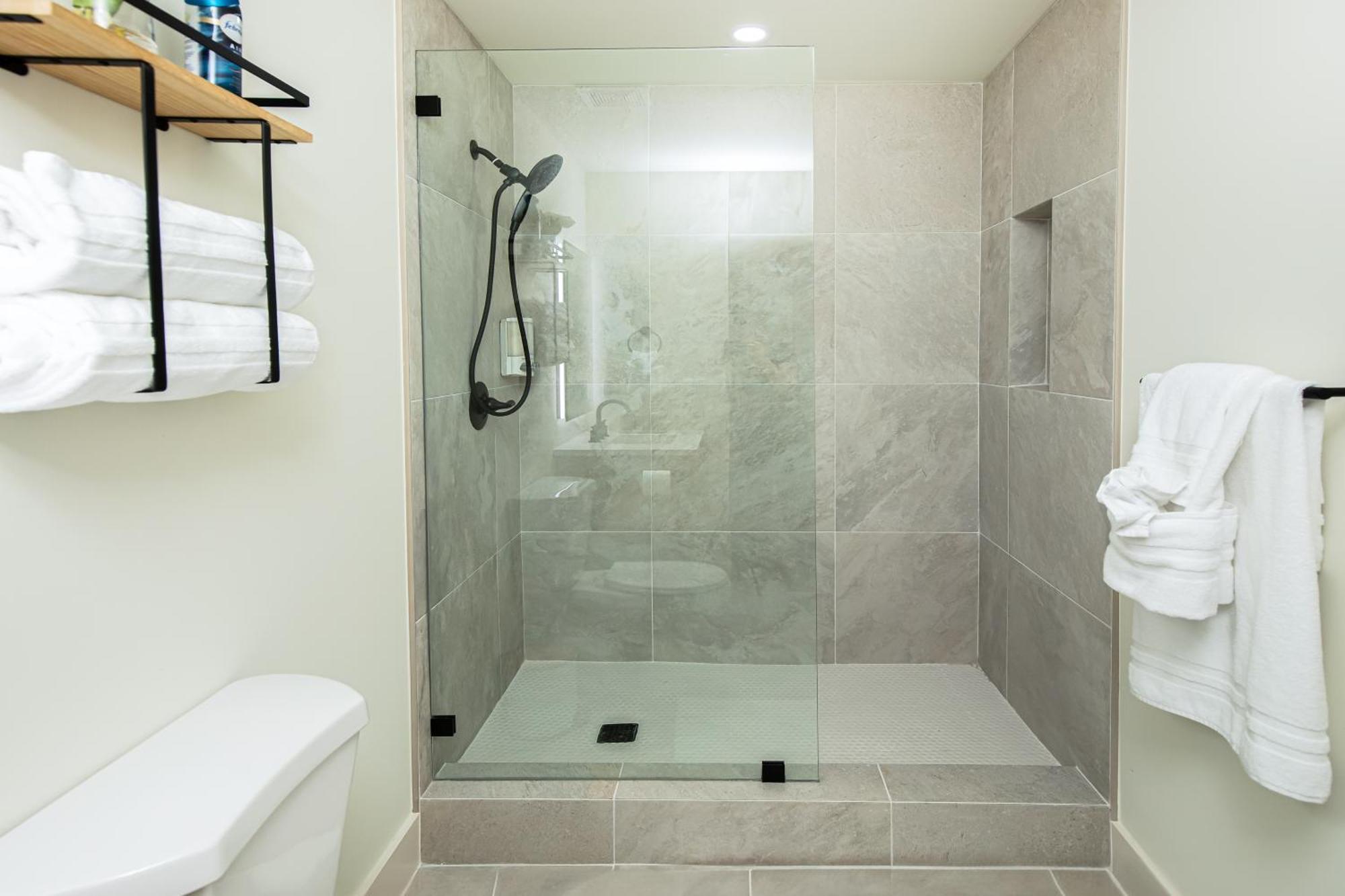 The Boho Bliss - Lakeview Elegance 3Miles Downtown Napoli Bagian luar foto